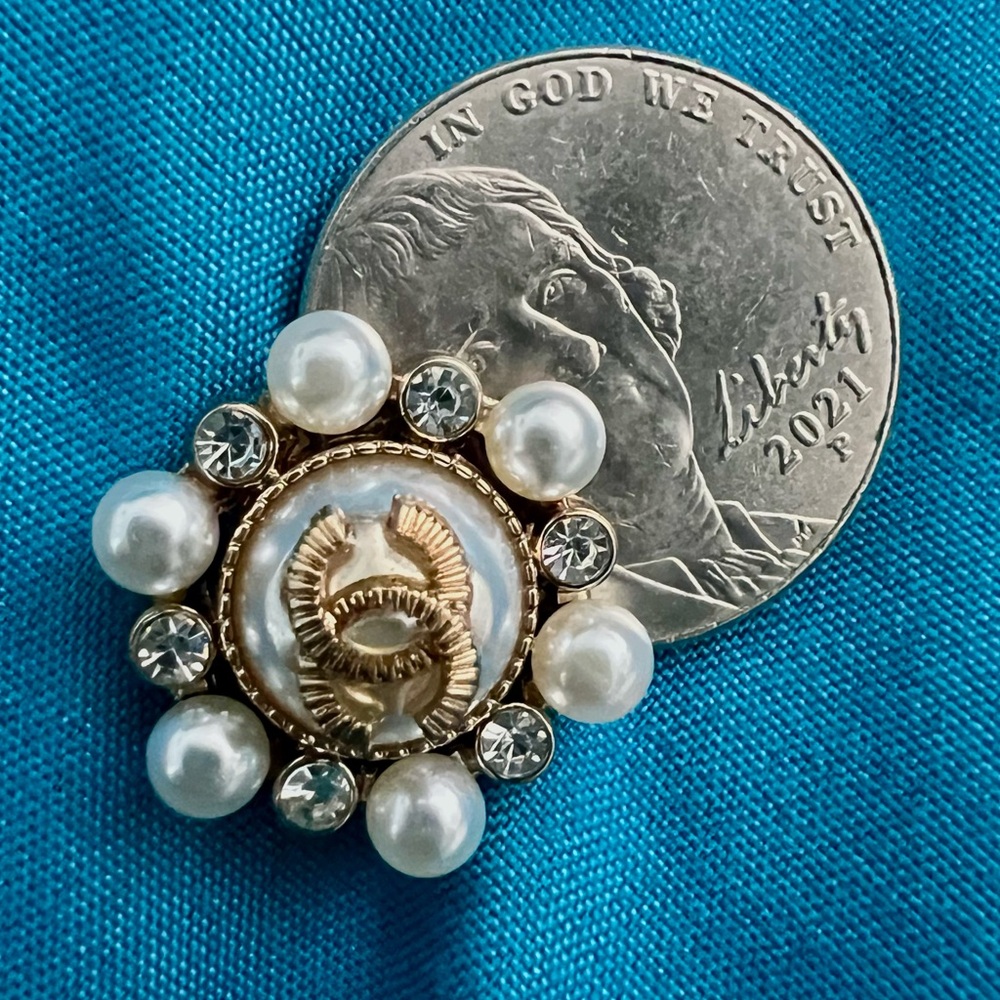 (Setof 6)18-19 mm/Cc Logo/French ,Deco, pearl/crystal gold tone metal shank back